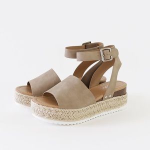 Sz 7 Topic Nat Ankle strap platform wedge sandal